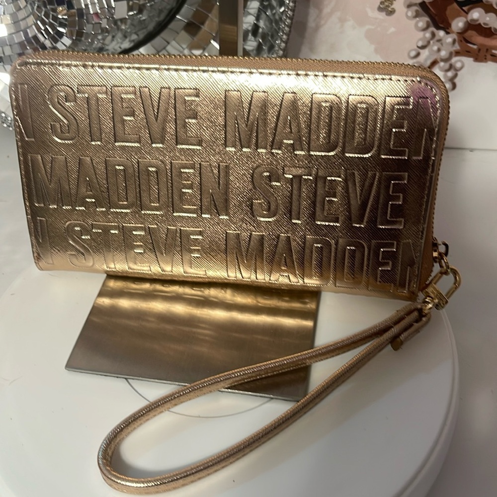 Steve Madden Gold Wristlet I absolutely love the length on this wallet.